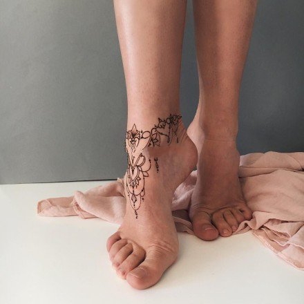 点击大图看下一张：两只脚背上很好看的梵花纹身图案