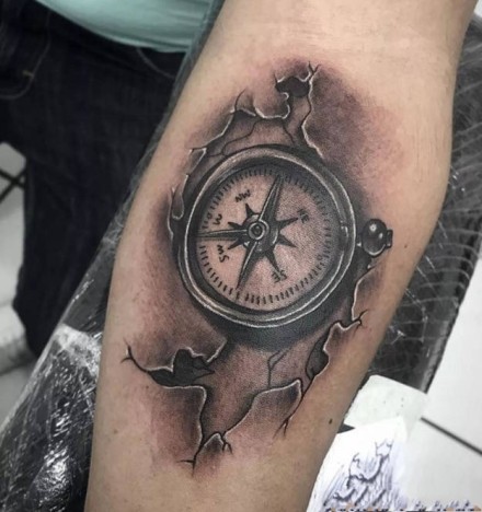点击大图看下一张：指南针主题的一组钟表纹身图案