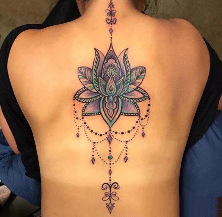 点击大图看下一张：适合女生纹在后背脊柱处的唯美梵花纹身图案