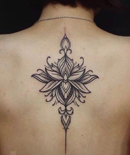 点击大图看下一张：适合女生纹在后背脊柱处的唯美梵花纹身图案
