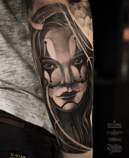 点击大图看下一张：包手臂的暗黑灰素描女郎纹身图案