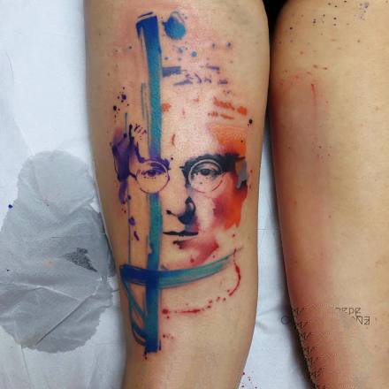 点击大图看下一张：手臂上的抽象水彩人像纹身图案欣赏