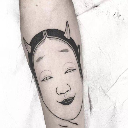 点击大图看下一张：日式面具的暗黑线条简约纹身作品