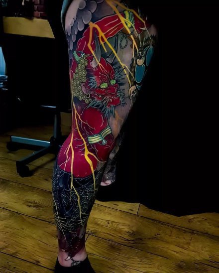 点击大图看下一张：传统风格的霸气大花腿纹身作品欣赏
