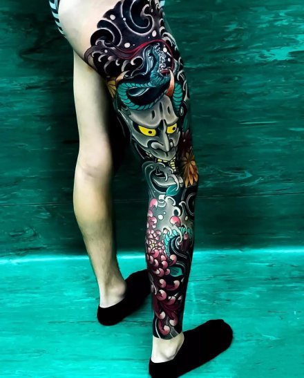 点击大图看下一张：传统风格的霸气大花腿纹身作品欣赏