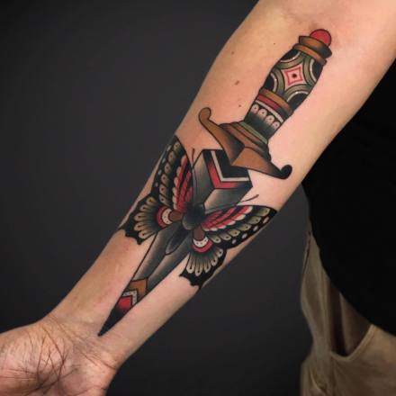 点击大图看下一张：红色玫瑰花与刀具匕首结合的纹身图案