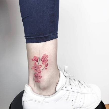 点击大图看下一张：脚踝位置的超小清新花朵纹身作品
