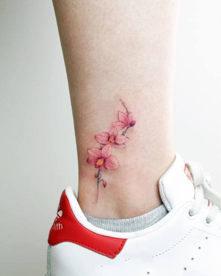 点击大图看下一张：脚踝位置的超小清新花朵纹身作品