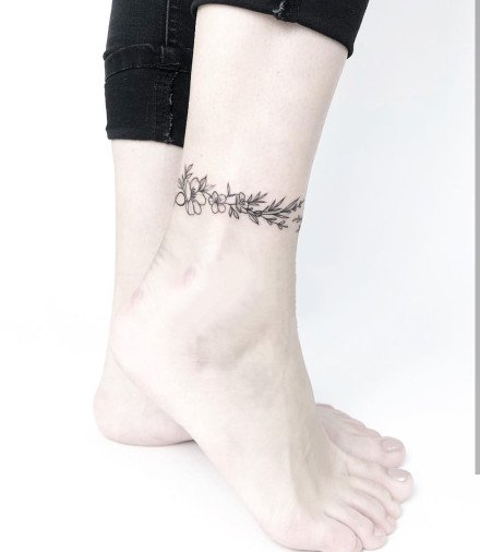 点击大图看下一张：脚踝处环绕脚部的一组脚环纹身图案