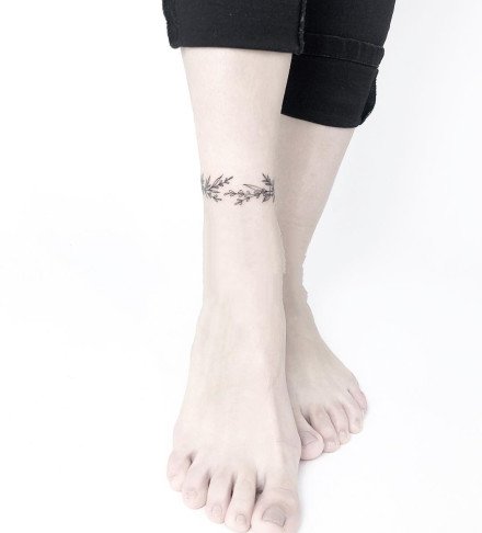点击大图看下一张：脚踝处环绕脚部的一组脚环纹身图案