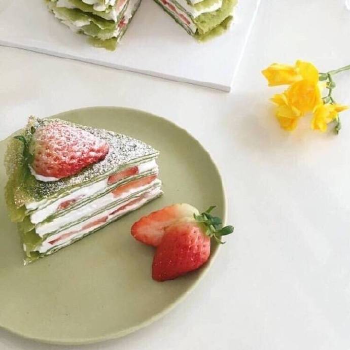 点击大图看下一张：一组小清新感的抹茶草莓千层蛋糕