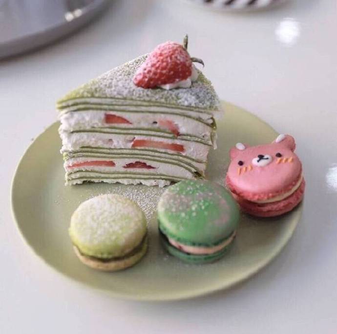 点击大图看下一张：一组小清新感的抹茶草莓千层蛋糕