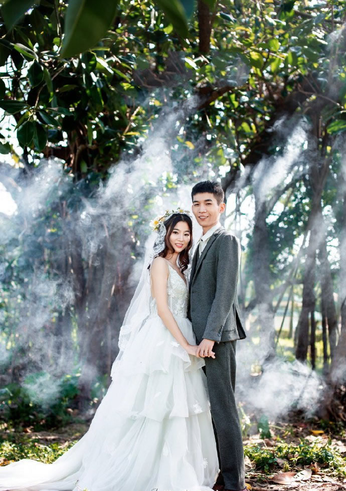 点击大图看下一张：树叶间隙里透出一道道温暖的光束，梦幻森系婚纱照是时代的潮