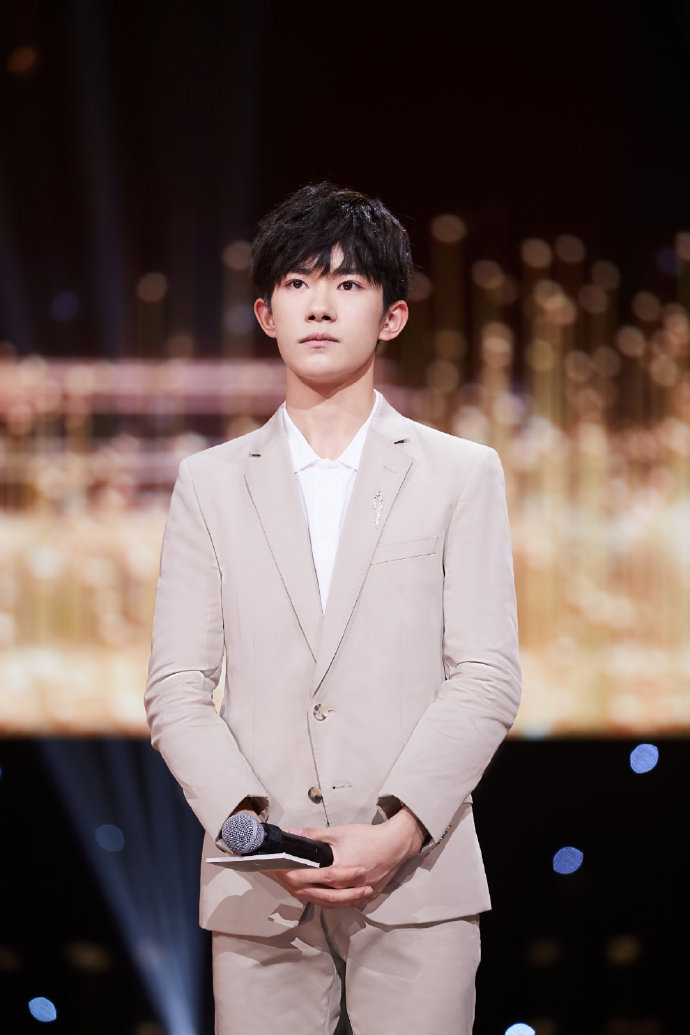 点击大图看下一张：易烊千玺身姿挺拔显身材，休闲又绅士