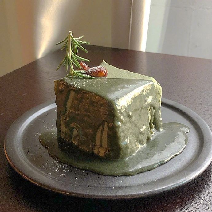 点击大图看下一张：一组丝滑的抹茶提拉米苏雪糕图片