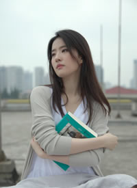 刘亦菲完全就是言情小说里的初恋女主角本人吧
