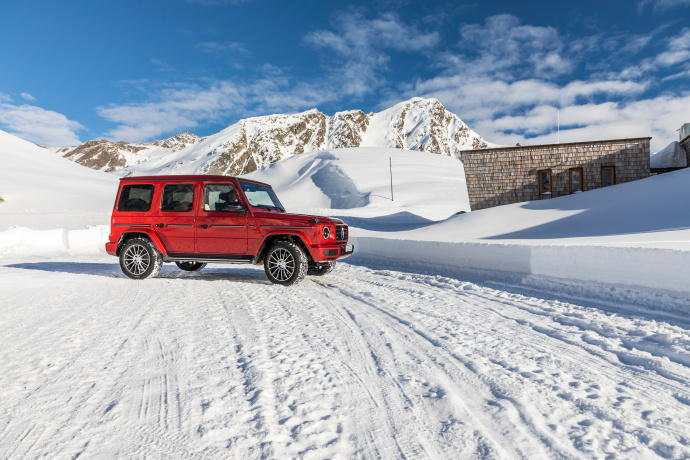 点击大图看下一张：雪地上红色奔驰Mercedes-Benz G350 d图片