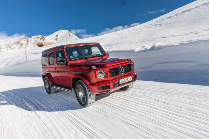 点击大图看下一张：雪地上红色奔驰Mercedes-Benz G350 d图片