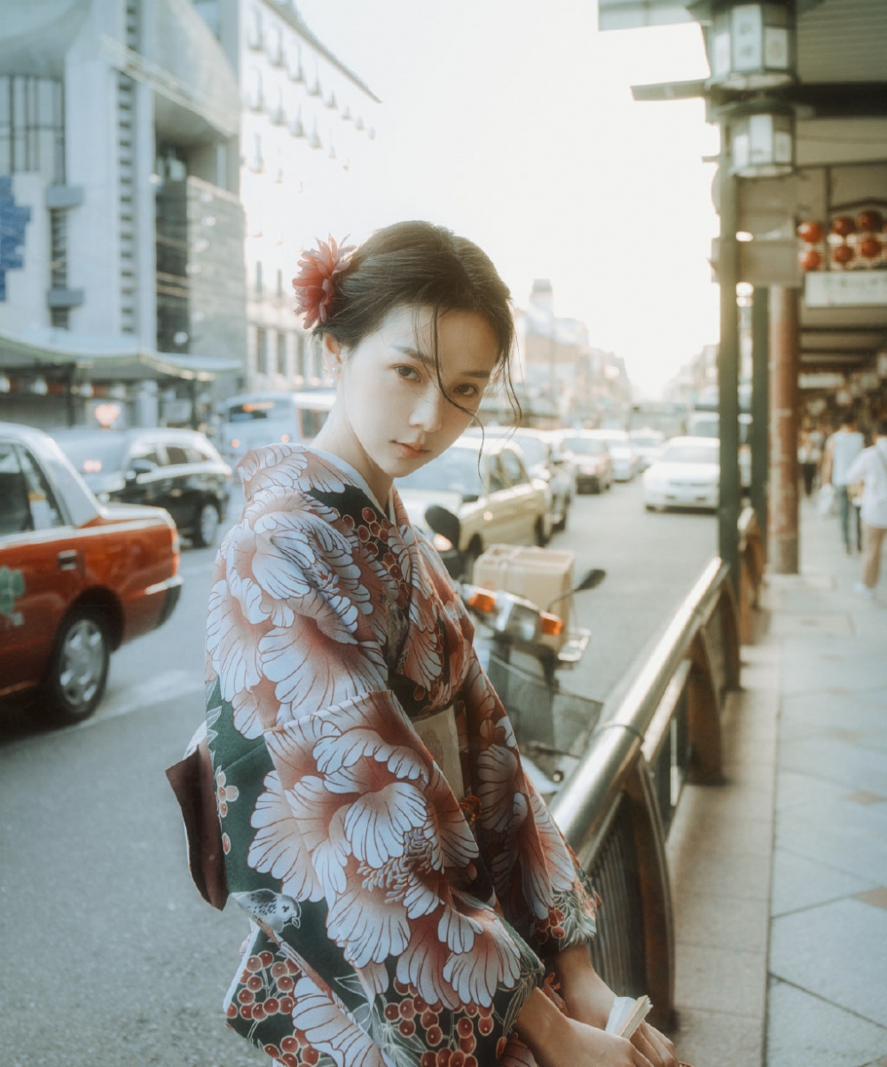 点击大图看下一张：邱诗媛日本和服性感街拍图片