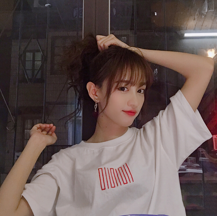 点击大图看下一张：SNH48黄婷婷白色T恤清新图片