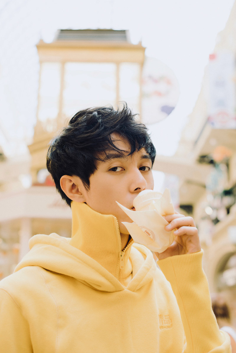 点击大图看下一张:张超清新帅气冬日写真图片