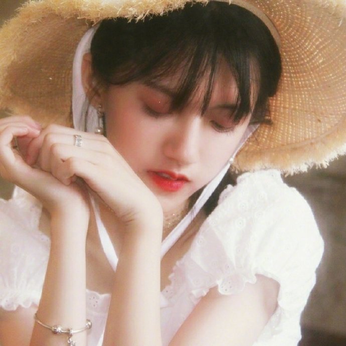 点击大图看下一张：一组有个性的女生发型图片欣赏