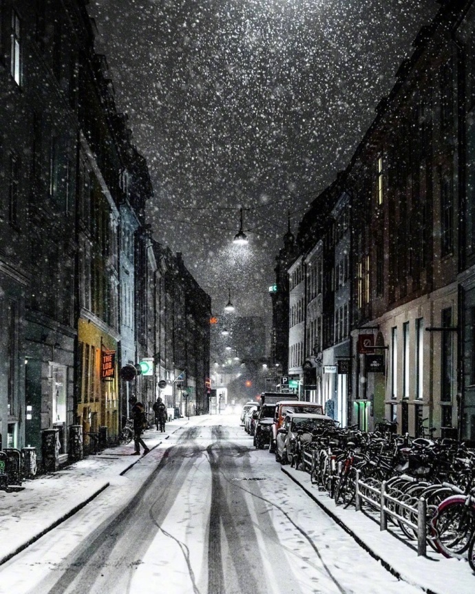 点击大图看下一张：夜色下的哥本哈根，下雪的时候更有韵味了