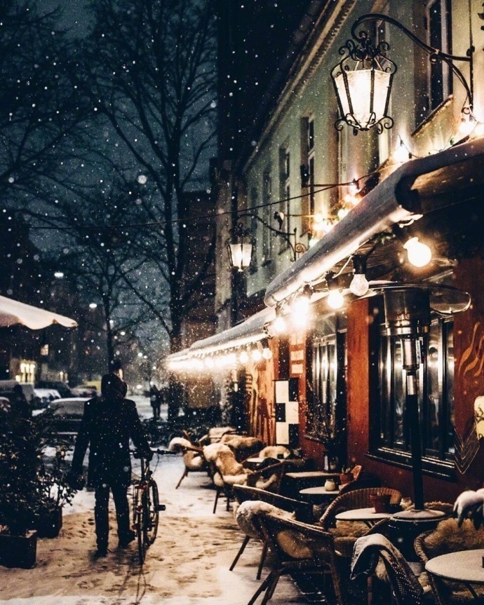 点击大图看下一张：夜色下的哥本哈根，下雪的时候更有韵味了