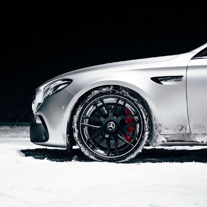 点击大图看下一张：银色超帅的雪地里的奔驰AMG E63S图片