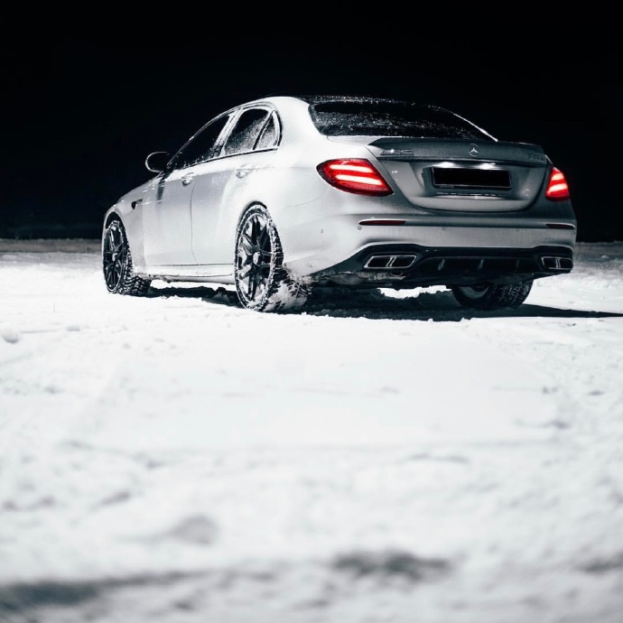 点击大图看下一张：银色超帅的雪地里的奔驰AMG E63S图片