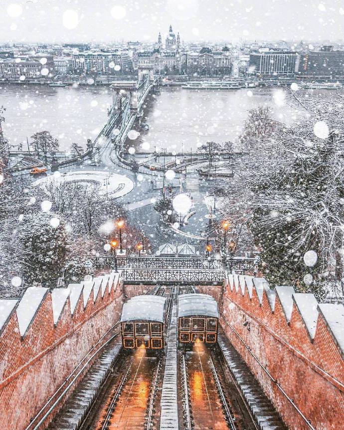 点击大图看下一张：布达佩斯的冬季 ​雪花飘落像童话世界一样