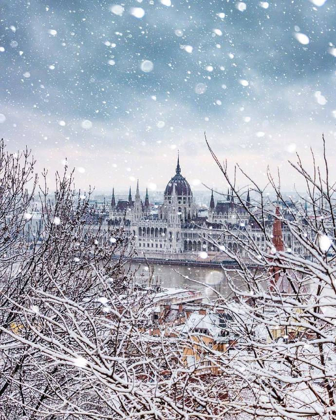 点击大图看下一张：布达佩斯的冬季 ​雪花飘落像童话世界一样