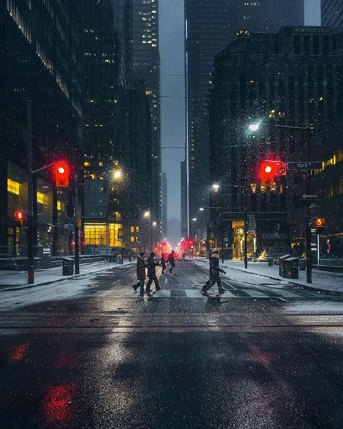 点击大图看下一张：街上的路灯多半是暖色调的大概是为了温暖每一个晚归的人吧