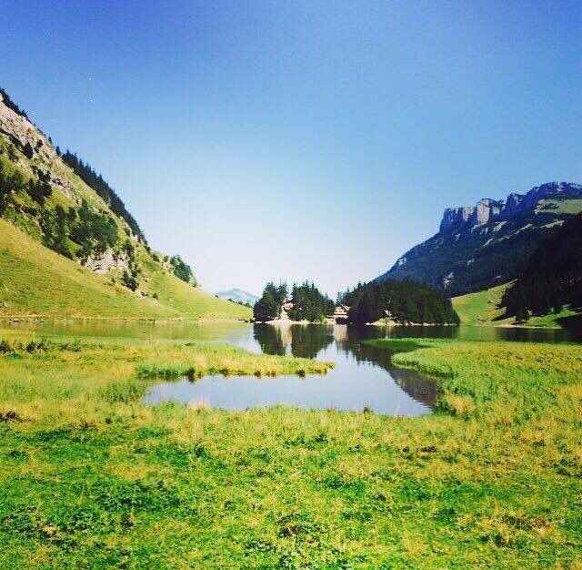 点击大图看下一张：瑞士境内阿尔卑斯山之seealplsee湖，如诗如画