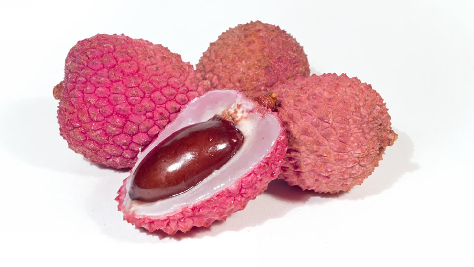 点击大图看下一张：荔枝的果肉被一层淡粉色的薄膜紧紧的包裹着，散发着诱人的香味