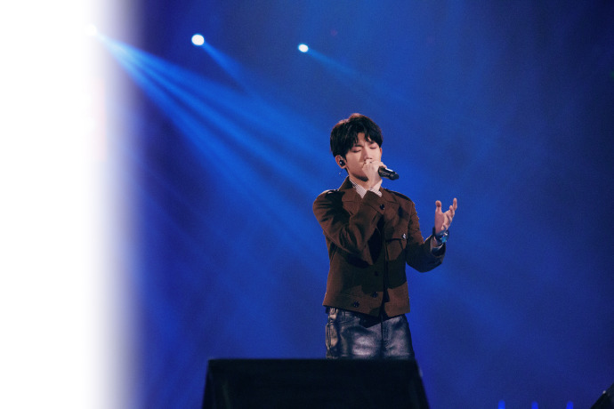 点击大图看下一张：王源湖南卫视跨年演唱会图片。星眸熠熠，歌声璀璨