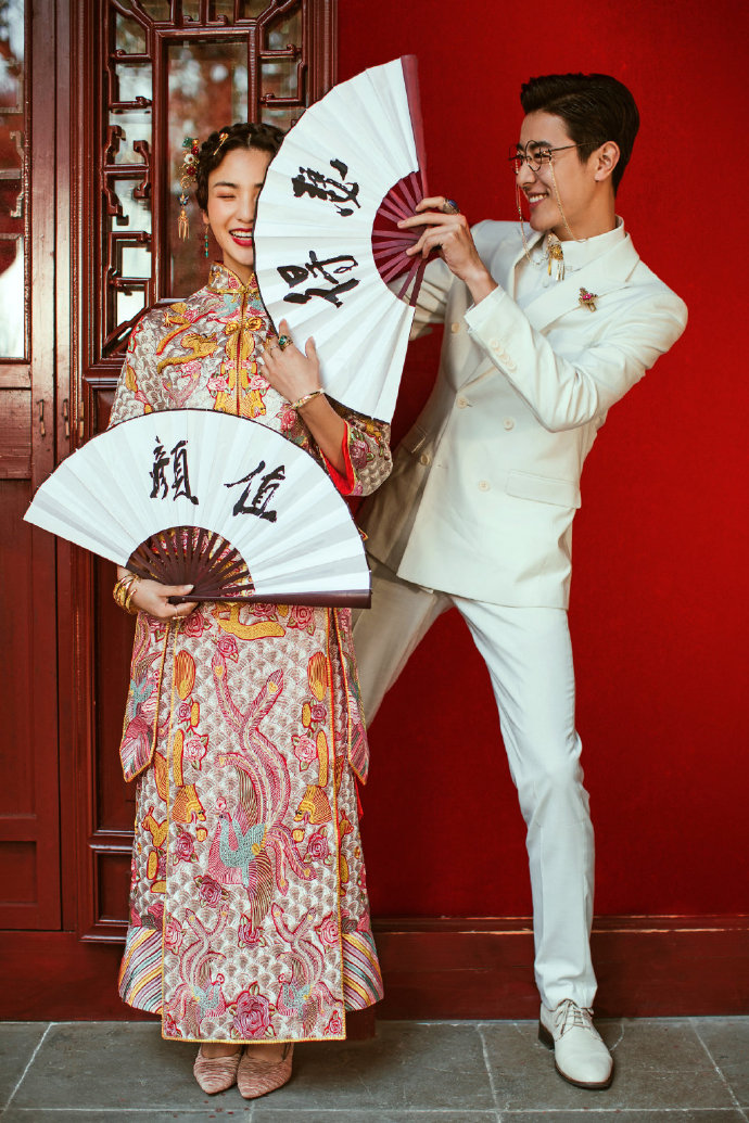 点击大图看下一张：一套中式可爱搞怪的婚纱摄影图片欣赏