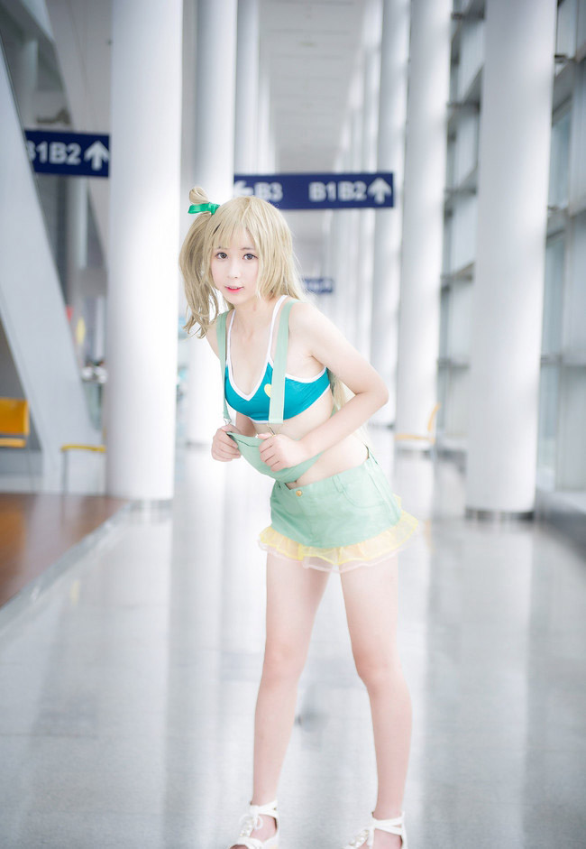 点击大图看下一张：日本少女cosplay南小鸟酥胸美腿福利写真