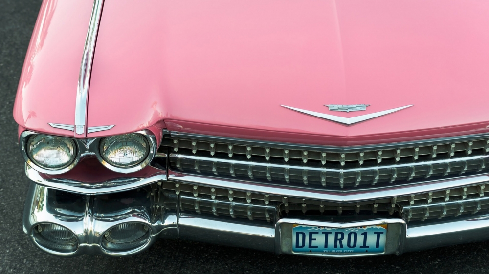 点击大图看下一张：时尚复古汽车凯迪拉克粉色系高清图片