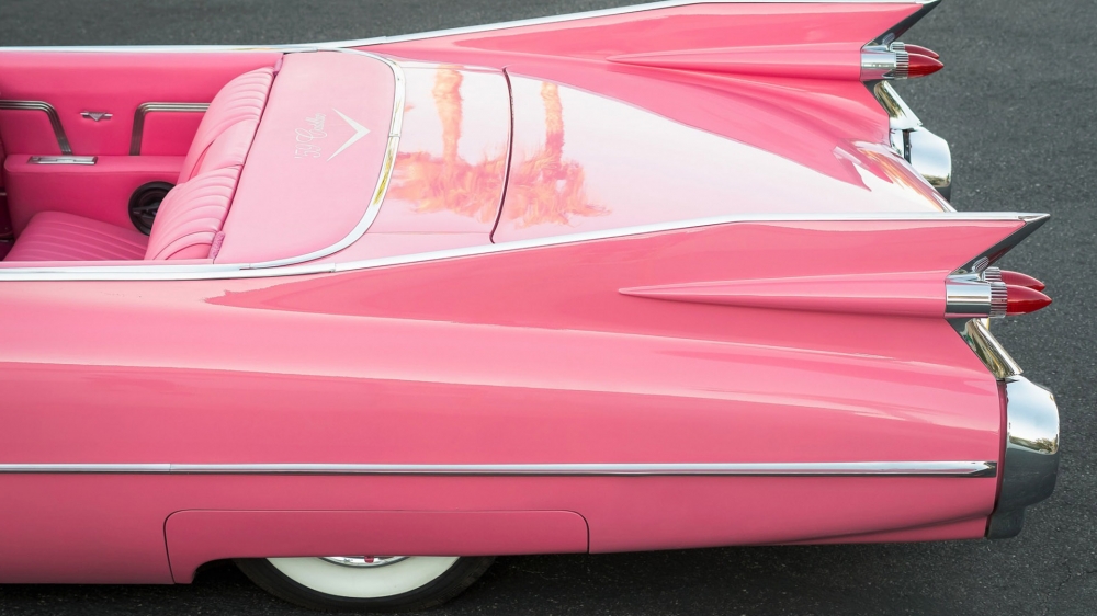 点击大图看下一张：时尚复古汽车凯迪拉克粉色系高清图片