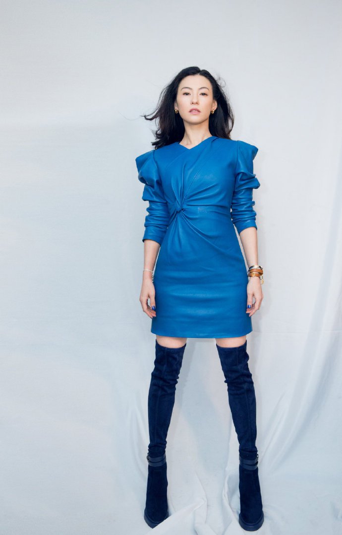 点击大图看下一张：张柏芝蓝色皮革连衣裙搭配甜酷有型，美出新高度