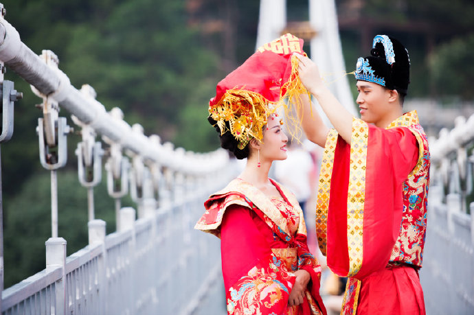 点击大图看下一张：每年情人节撞上春节，在玻璃桥上来一次浪漫的新年婚礼。