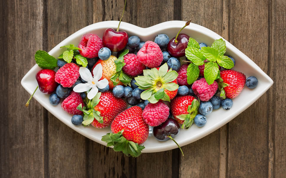 点击大图看下一张：一组五彩斑斓富含丰富营养的水果拼盘