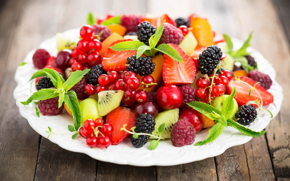 点击大图看下一张：一组五彩斑斓富含丰富营养的水果拼盘