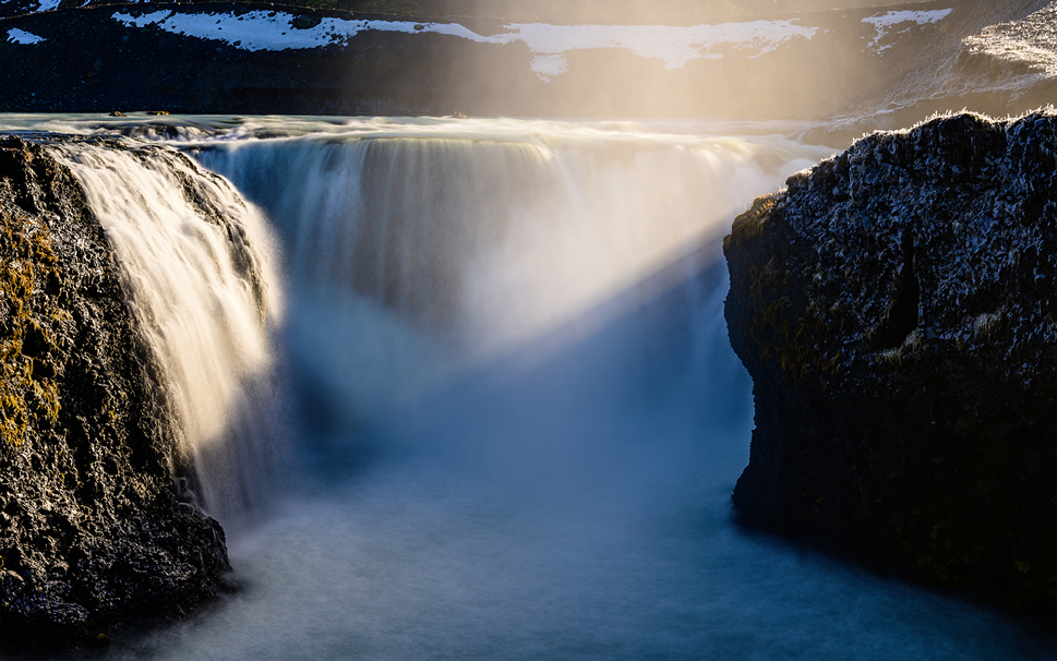 点击大图看下一张：冰岛瀑布风景高清桌面壁纸