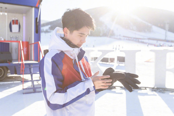 点击大图看下一张：刘昊然穿滑雪装也这么帅气迷人的图片