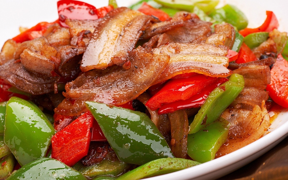 点击大图看下一张：回锅肉是一种烹调猪肉的四川传统菜式，属于川菜系