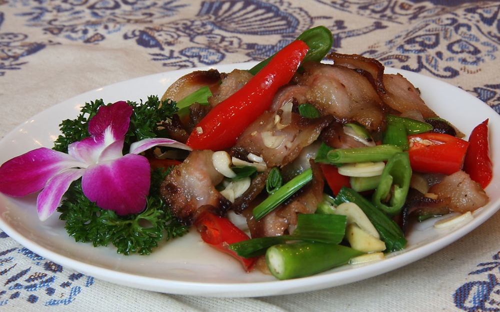 点击大图看下一张：回锅肉是一种烹调猪肉的四川传统菜式，属于川菜系
