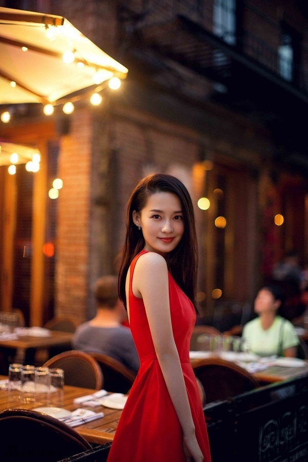 点击大图看下一张：红裙加身的李沁 娇俏清丽，明媚动人