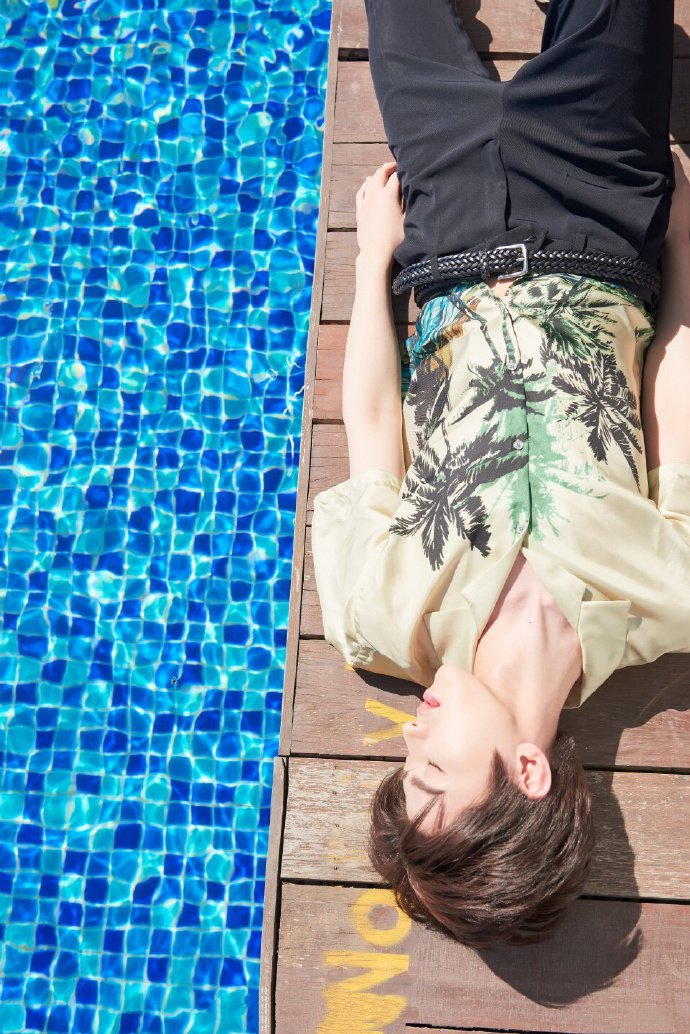 点击大图看下一张：透蓝的水波映衬此刻的明媚少年蔡徐坤 度假风的夏日少年